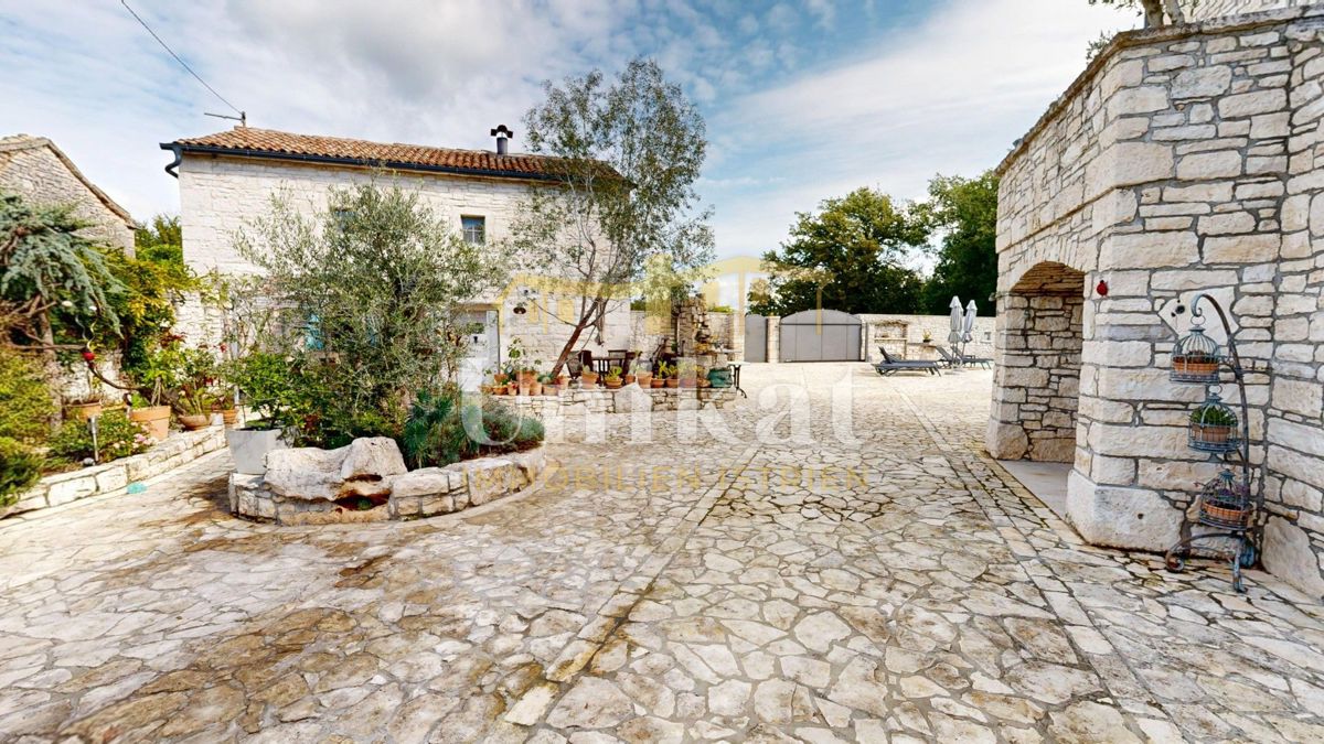 Čudovita posest z dvema kamnitima hišama in bazenom